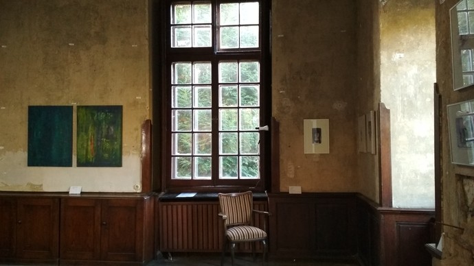 Projekt "Mit Droste im Glashaus" auf Schloss Senden. Zu sehen ist ein Raum des Schlosses mit künstlerischen Verarbeitungen, © Droste-Forschungsstelle